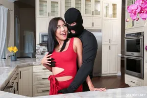 Em gái dùng cu giả lâu ngày chán tìm đến anh rể